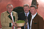 Toni Roiderer (li.) und Georg Heide (Mi) am Sudkessel mit Michael Doetsch, Technik Geschäftsführer Hacker Pschorr (Foto: Martin Schmitz)